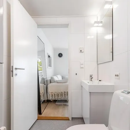 Cozy And Modern Near Centre