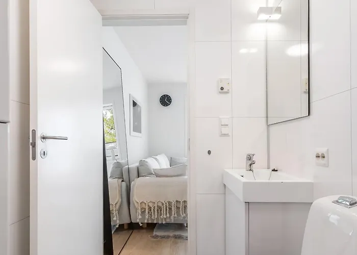 Cozy And Modern Near Centre